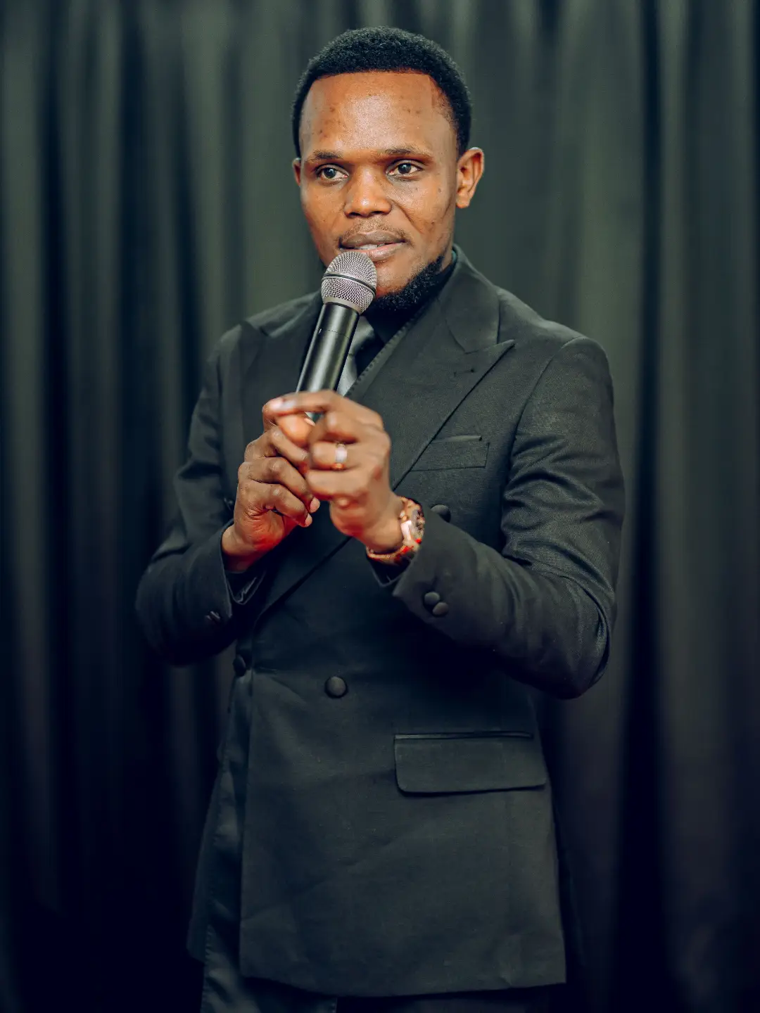 Prophet Edmound Mystic akihubiri akiwa ameshika kipaza sauti
